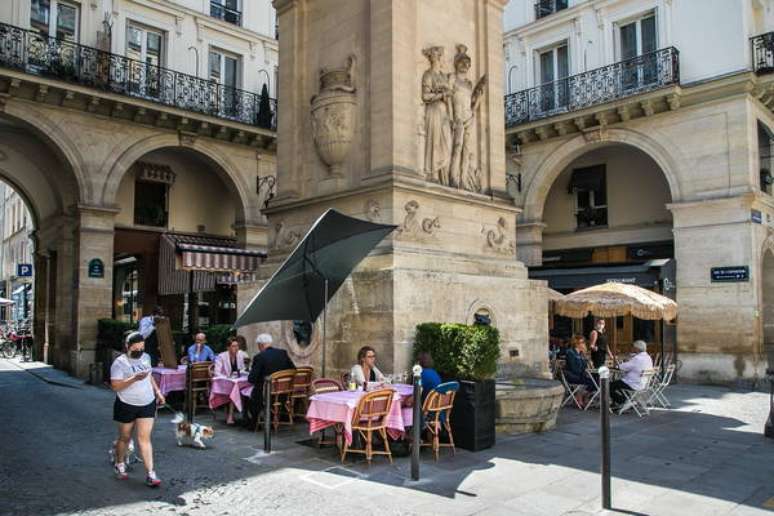 França vai desobrigar o uso de máscaras ao ar livre, salvo locais com grande aglomeração