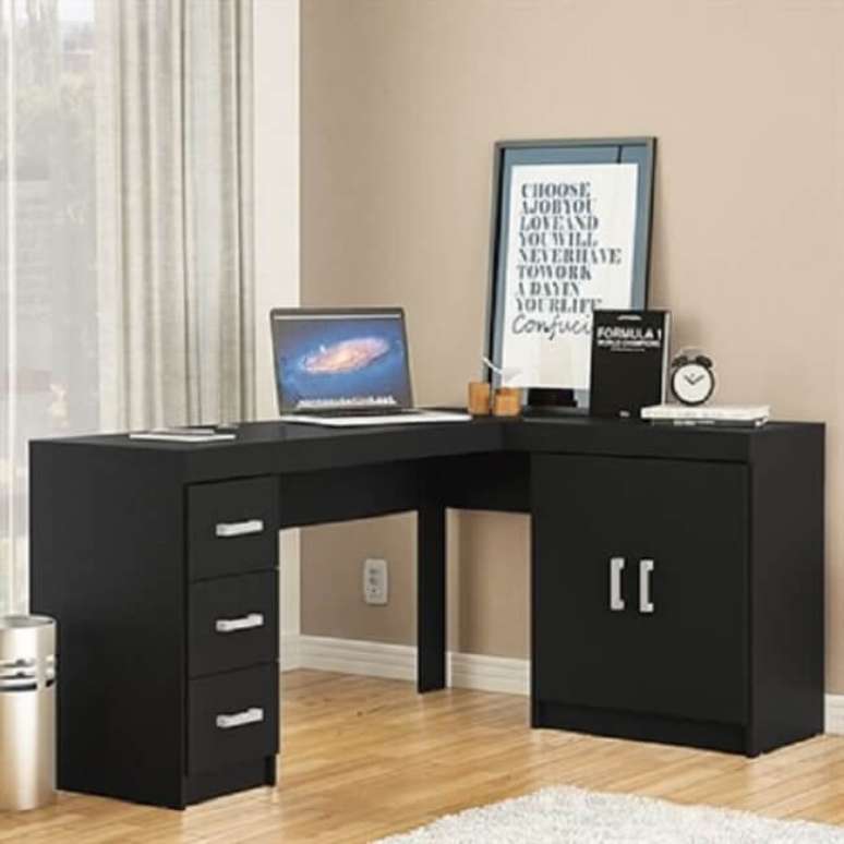 28. Mesa em L com armário e gaveteiro preto embutido. Fonte: Pinterest