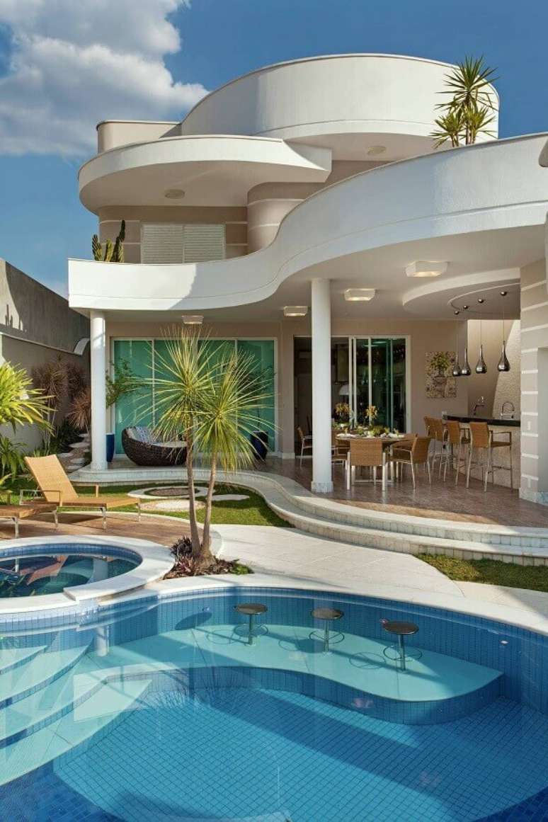 3. Decoração sofisticada para casa com área gourmet com piscina – Foto: Homify
