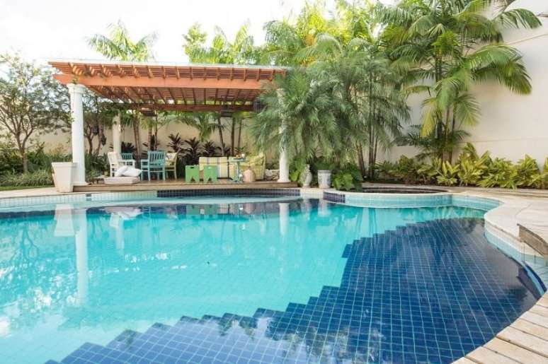 34. Pergolado de madeira e piscina de ch&atilde;o grande. Projeto de Piloni Arquitetura