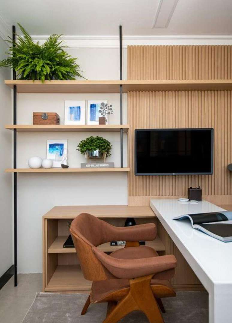31. Home office com armário de escritório pequeno, prateleiras e mesa de canto – Foto GP Studio Design