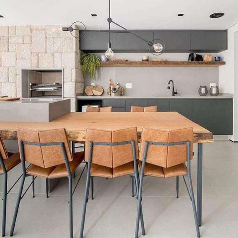 45. Modelos de &aacute;rea gourmet moderna decorada com ilha planejada com mesa r&uacute;stica &ndash; Foto: Pinterest