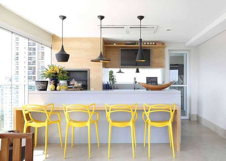 44. Modelos de área gourmet moderna decorada com cadeiras amarelas – Foto: Karen Pisacane