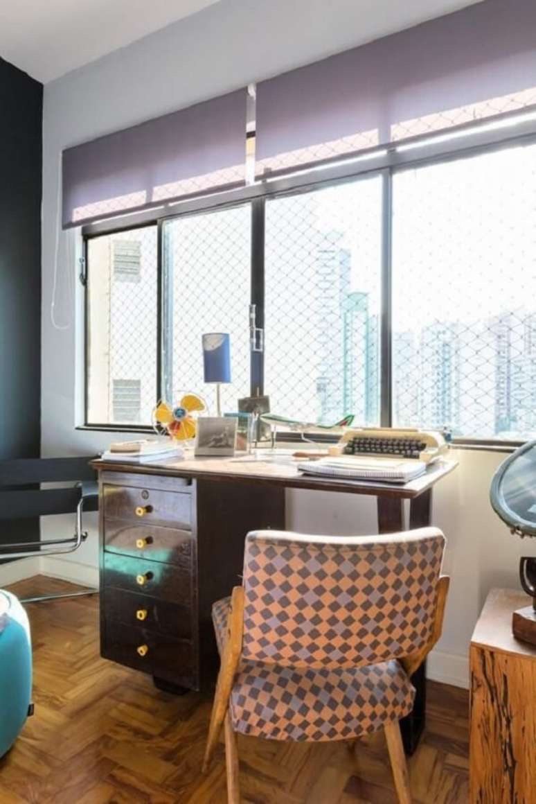 43. Decora&ccedil;&atilde;o com gaveteiro preto. Projeto de Matteo Gavazzi