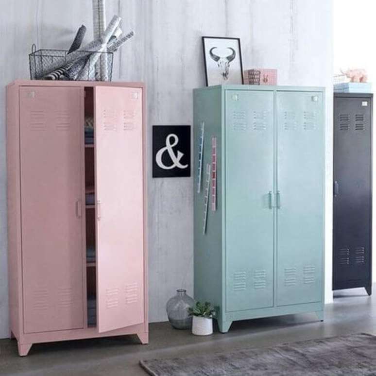 37. Armário de aço para escritório rosa e turquesa – Foto Revista Vd