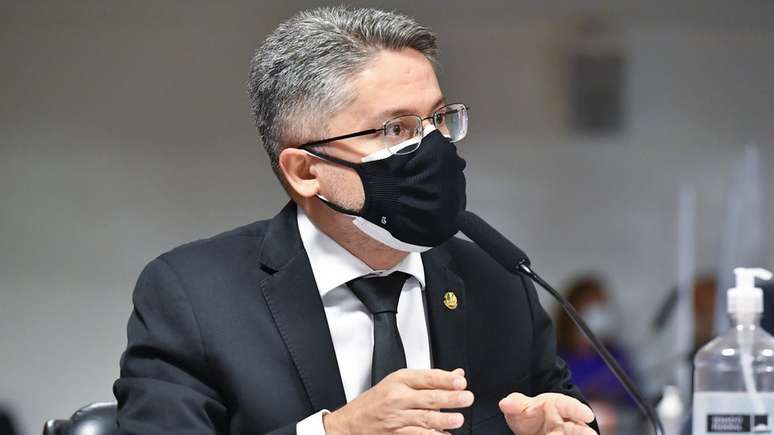 Para senador Alessandro Vieira, CPI conseguiu comprovar que governo Bolsonaro fez de tudo para não comprar vacinas