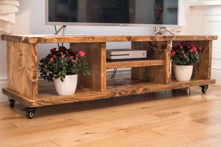 11. Rack rustico de madeira para TV na sala de estar – Foto Reclaimed Wood Furniture