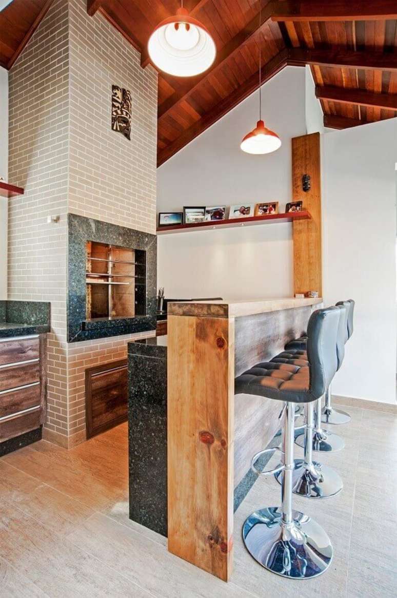 49. Modelos de &aacute;rea gourmet r&uacute;stica decorada com churrasqueira grande &ndash; Foto: Patr&iacute;cia Azoni