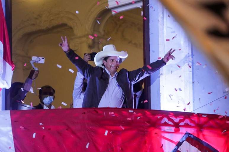 Pedro Castillo acena para apoiadores em Lima
15/06/2021 REUTERS/Sebastian Castaneda