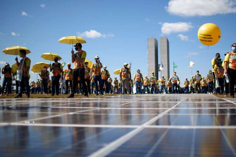 Manifestantes em evento em Brasília pedindo aumento no uso de energia solar
8/06/2021
REUTERS/Adriano Machado