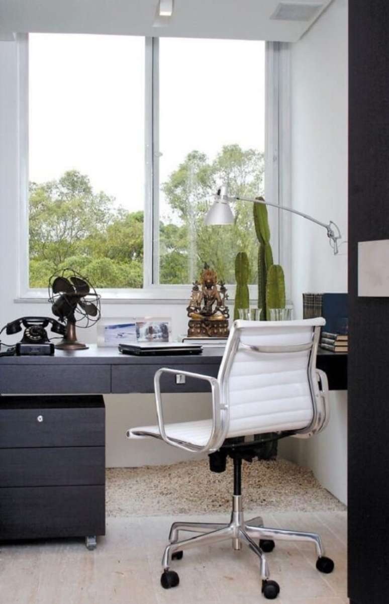 42. Decoração de home office com gaveteiro preto. Projeto de A1 Arquitetura