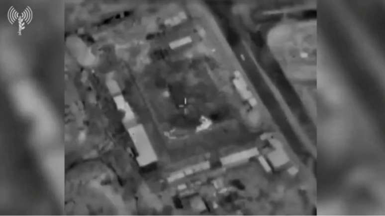 Foto mostra edifícios em Gaza vistos de um avião de guerra antes de um ataque aéreo em 16 de junho de 2021