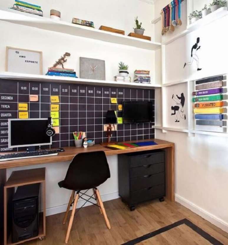 1. Mural de tarefas e gaveteiro preto com rodízios decoram o espaço de estudos e trabalho. Fonte: Pinterest