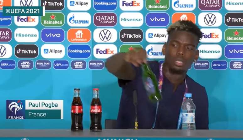 Pogba tira cerveja da bancada de entrevistas em atitude semelhante à de Cristiano Ronaldo