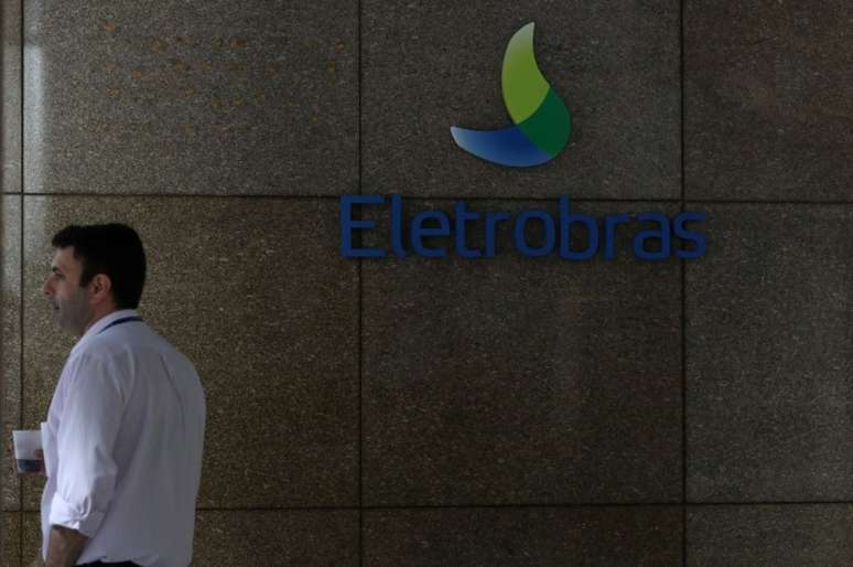 Homem ao lado do logo da empresa Eletrobras, no Rio de Janeiro, Brasil. 
03/01/2019 
REUTERS/Pilar Olivares