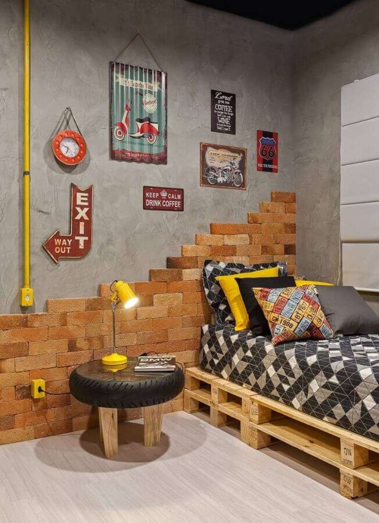 24. Decora&ccedil;&atilde;o de quarto de homem r&uacute;stico com cama de pallet e parede de cimento queimado com detalhe em tijolinho &ndash; Foto: Morar Mais Por Menos