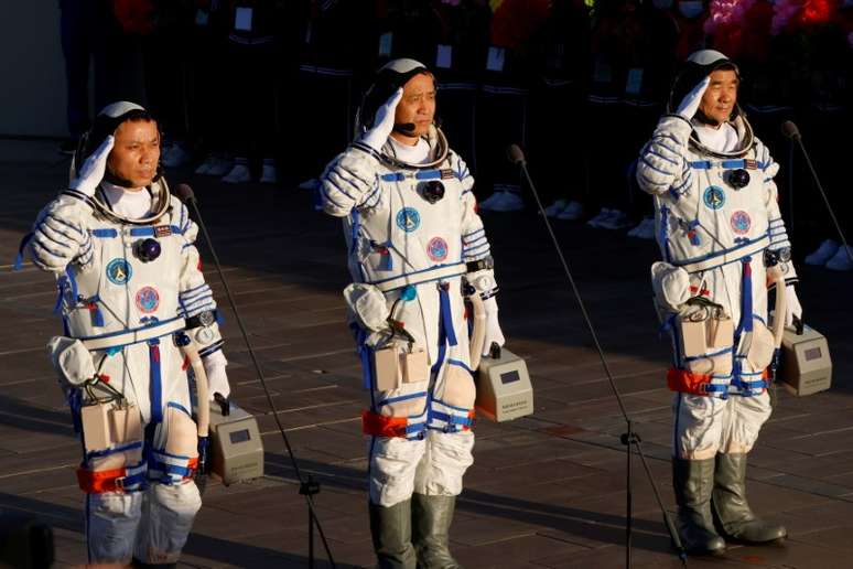 Astronautas chineses Nie Haisheng, 56, Liu Boming, 54, e Tang Hongbo, 45, antes de lançamento que os levará ao espaço
17/06/2021 REUTERS/Carlos Garcia Rawlins