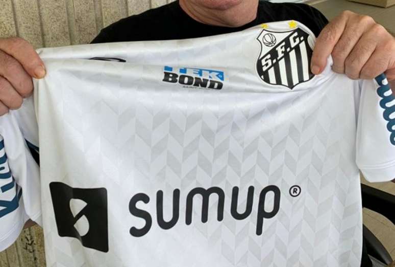 Santos quer uma linha de uniformes mais barata (Divulgação / Santos FC)