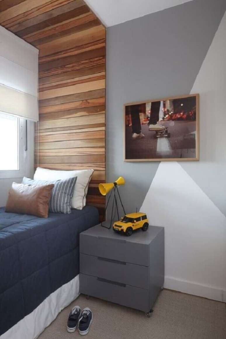 53. Quarto de homem simples decorado com cabeceira de madeira planejada &ndash; Foto: Fashion Bubbles