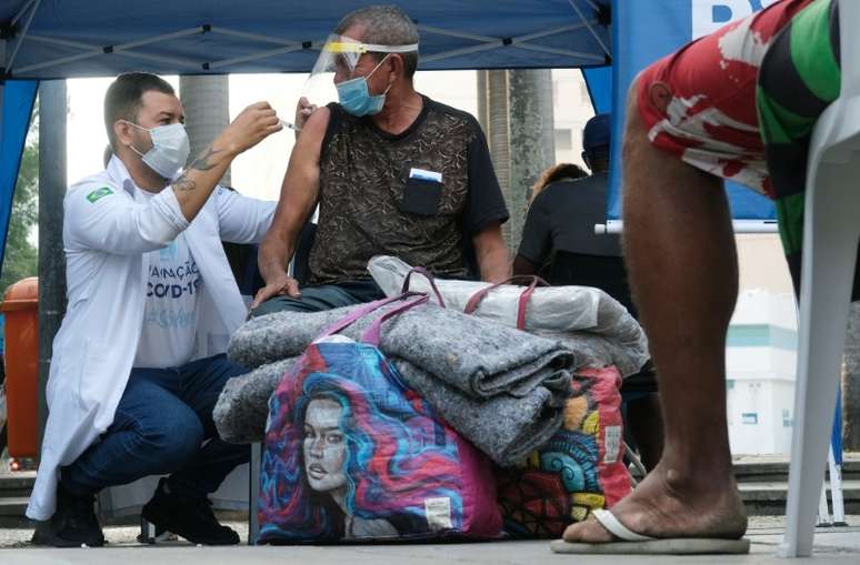 Vacinação de moradores em situação de rua no Rio de 
27/1/2021 REUTERS/Ricardo Moraes