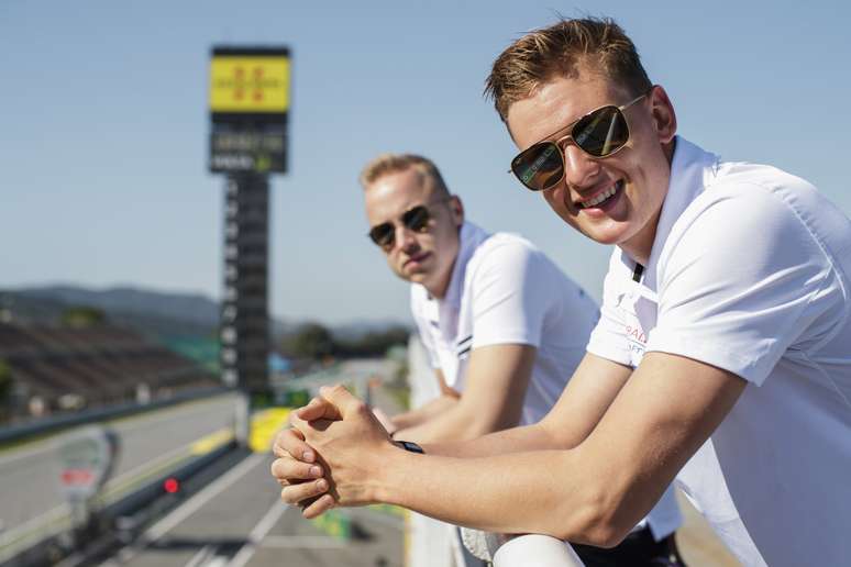 Nikita Mazepin e Mick Schumacher: apesar dos sorrisos, os dois não andam se bicando nas últimas semanas 
