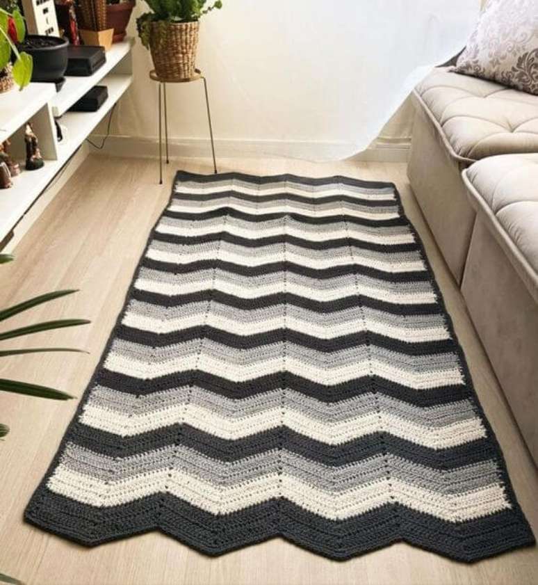 29. Tapete chevron de crochê para sala compacta – Foto Revista Vd