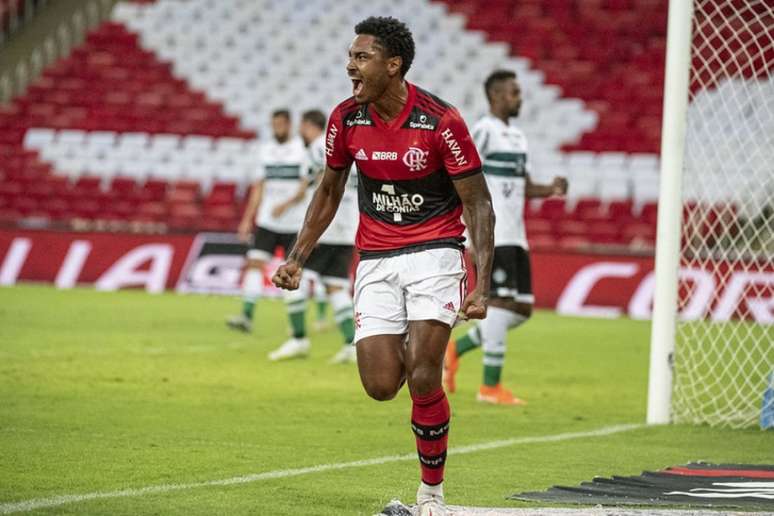 Vitinho vem se destacando na ausência de outros titulares do Flamengo (Foto: Alexandre Vidal/Flamengo)
