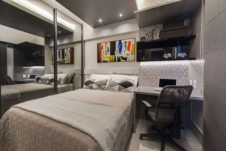 57. Tons de cinza para decoração de quarto de homem com guarda roupa espelhado – Foto: Tânia Povoa