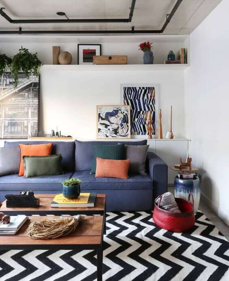 1. Sala com tapete chevron e sofá azul – Foto Pinterest