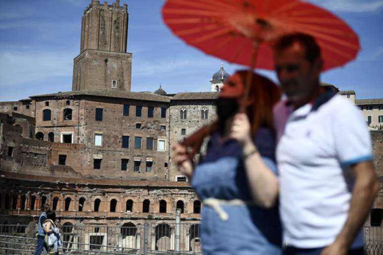 Turistas na área arqueológica de Roma, capital da Itália