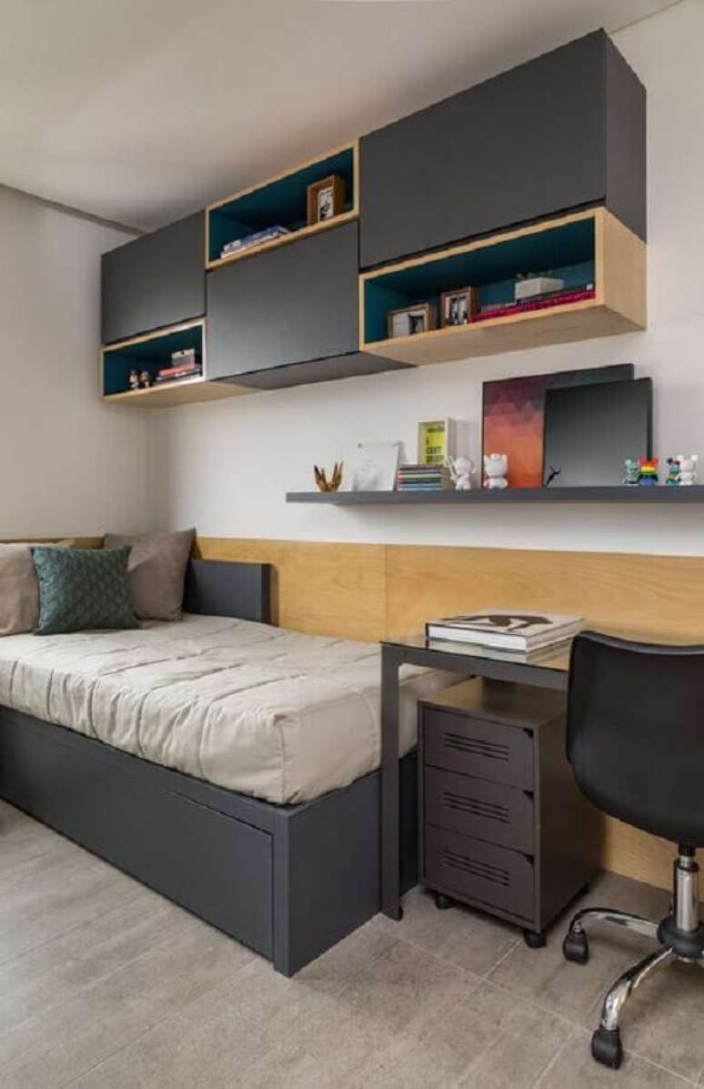 10. Armário aéreo para quarto de homem solteiro decorado com escrivaninha cinza – Foto: Doob Arquitetura