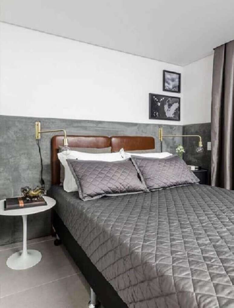 33. Meia parede cinza para decoração de quarto de homem com cabeceira de couro – Foto: Pinterest