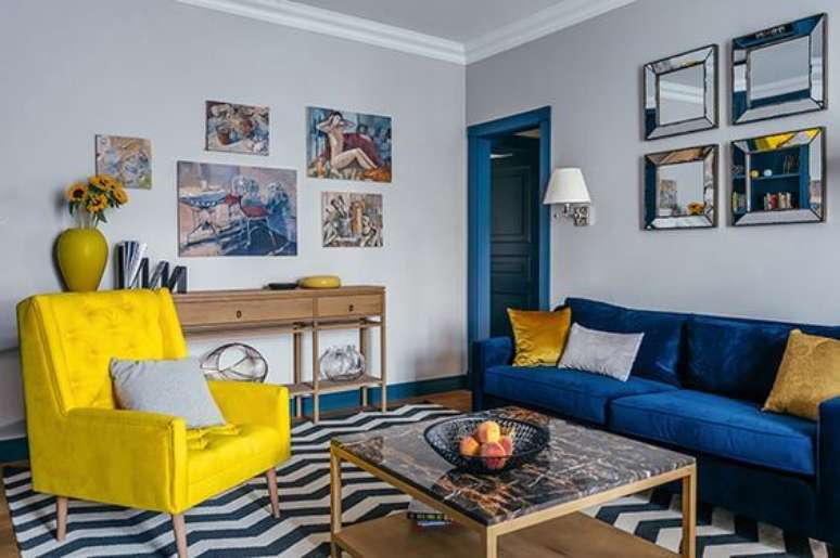 5. Tapete chevron na sala com sofá azul e poltrona amarela – Foto Follow the Colours
