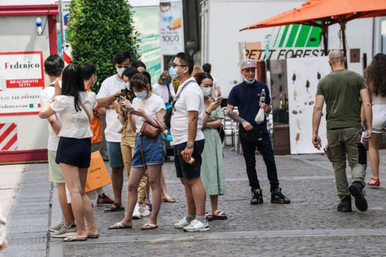 Turistas japoneses no centro de Turim, norte da Itália