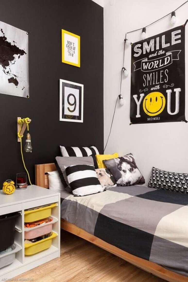 8. Quarto de homem simples preto e branco decorado com cama de madeira – Foto: Murato