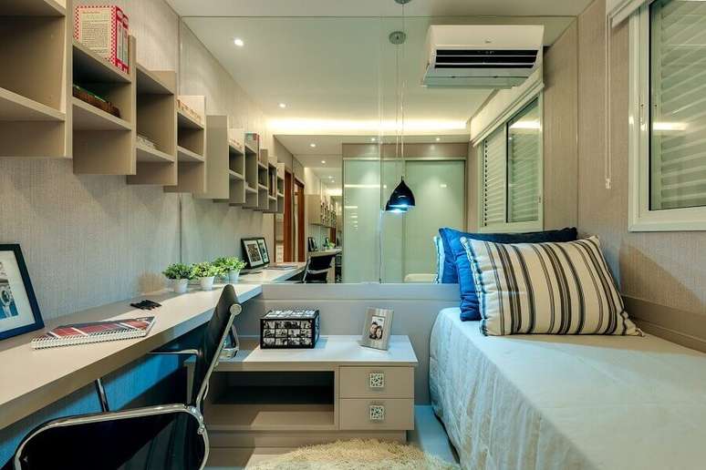 39. Parede espelhada para decora&ccedil;&atilde;o de quarto de homem com bancada de estudo &ndash; Foto: HF Engenharia Premium