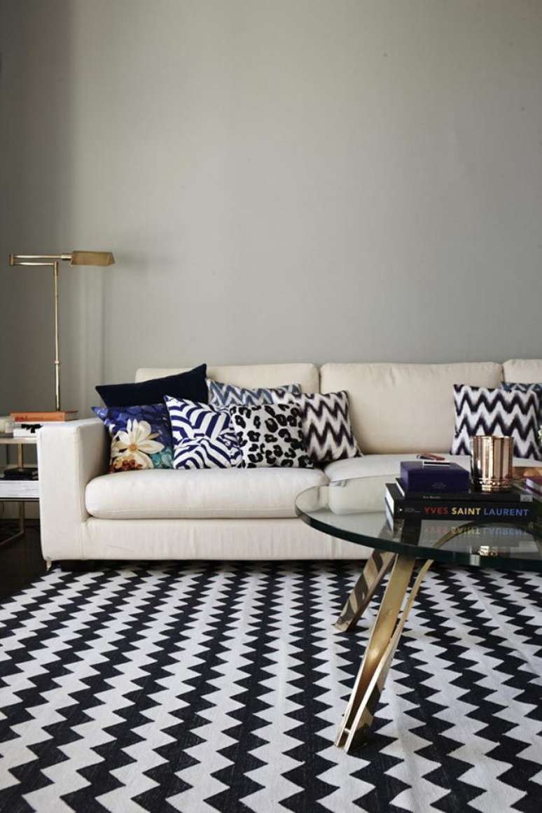 40. Tapete Chevron preto e branco com sofá de couro – Foto Studio 1202