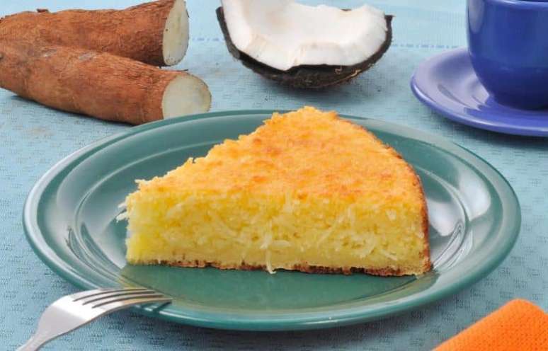 Guia da Cozinha - Bolo de mandioca e coco fácil e saboroso