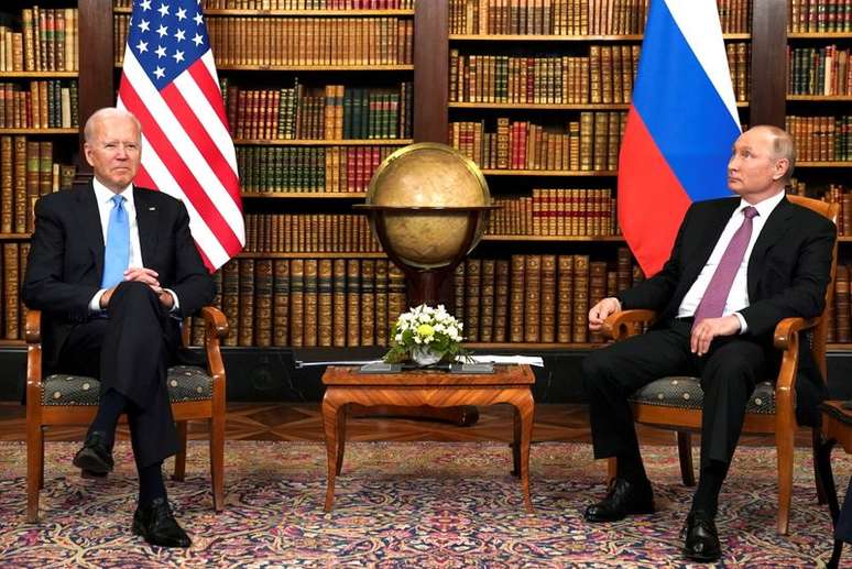 Presidentes dos EUA, Joe Biden, e da R&uacute;ssia, Vladimir Putin, durante encontro em Genebra
16/06/2021 REUTERS/Kevin Lamarque