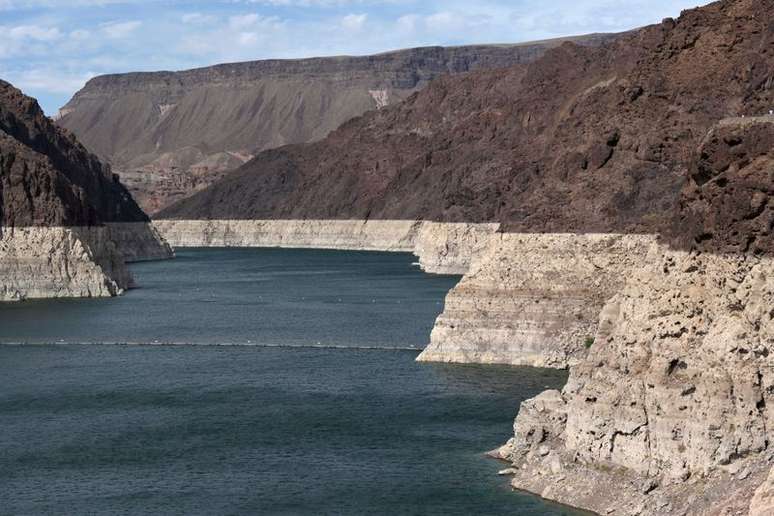 Reservatório da represa Hoover diminui a nível recorde, em sinal de seca extrema, perto de Las Vegas, Nevada, EUA
09/06/2021 REUTERS/Bridget Bennett
