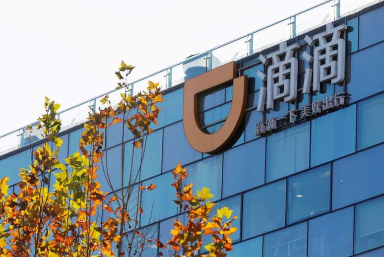 Logotipo da Didi Chuxing, no edif&iacute;cio sede da companhia em Pequim. 20/11/2020. REUTERS/Florence Lo