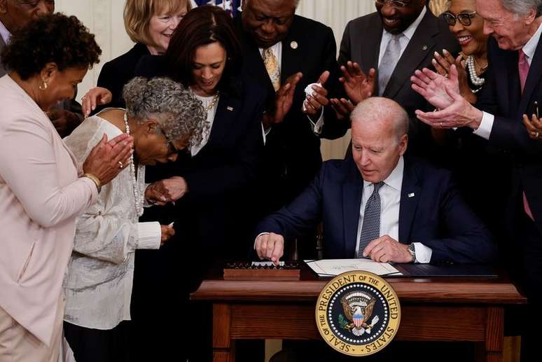 Biden sanciona criação de feriado para marcar o fim da escravidão nos EUA 
 17/6/2021   REUTERS/Carlos Barria