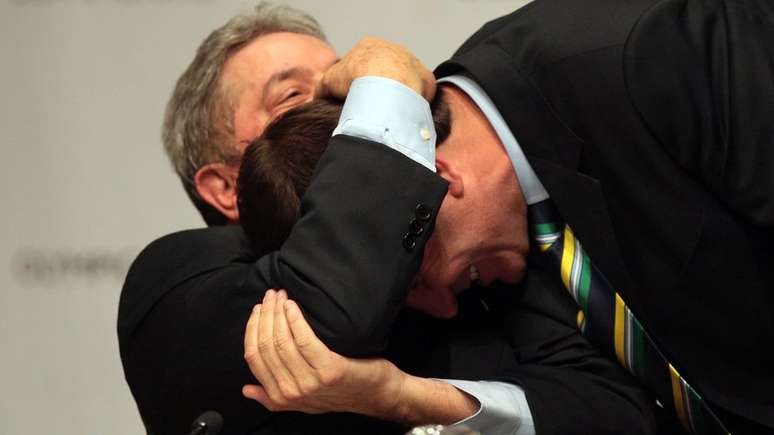 Em foto de 2009, Lula e Eduardo Paes comemoram escolha do Rio como sede das Olimpíadas; boa relação entre os dois possibilitou novo encontro, diz Maia