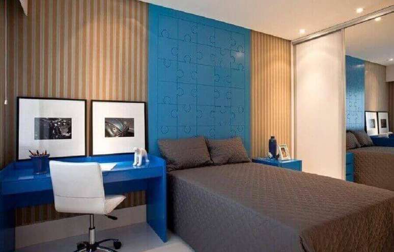 36. Papel de parede para quarto de homem decorado com escrivaninha e cabeceira azul planejada – Foto: SQ + Arquitetos Associados