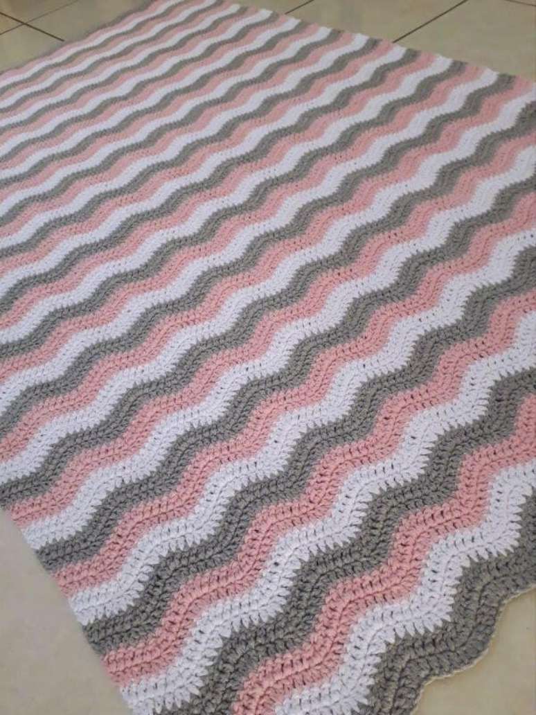 28. Tapete chevron de crochê em cinza e rosa – Foto Elo7
