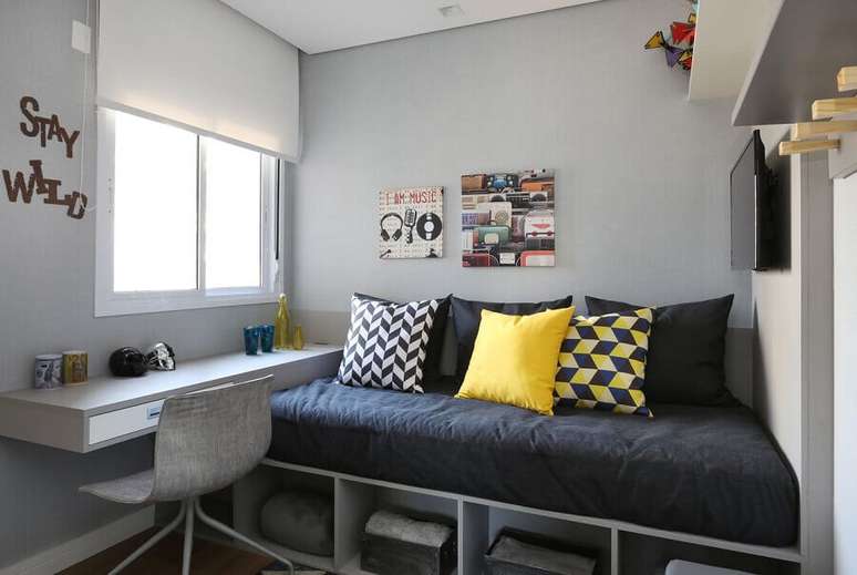 26. Decoração de quarto de homem solteiro pequeno e simples – Foto: Jeito de Casa