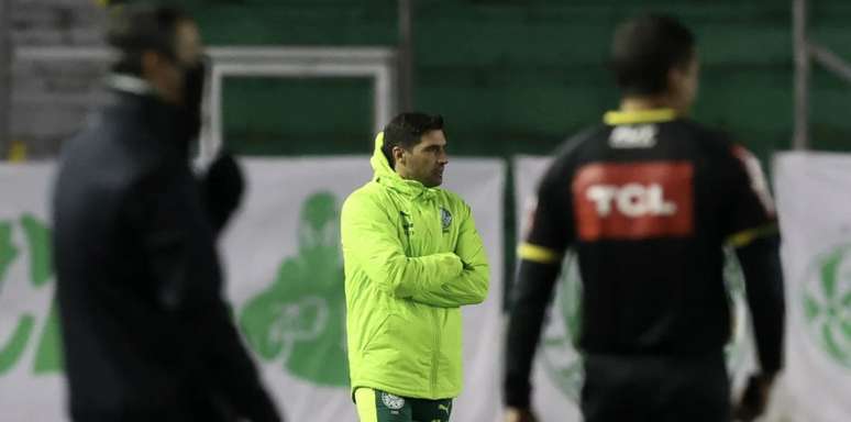 Abel Ferreira na beira do gramado durante a vitória do Palmeiras sobre o Juventude nesta quarta-feira (Foto: César Greco)