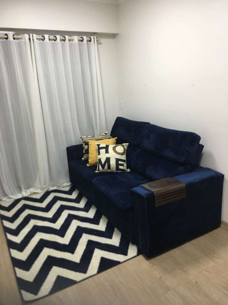 15. Sala pequena com sofá azul marinho e tapete chevron – Foto Pinterest