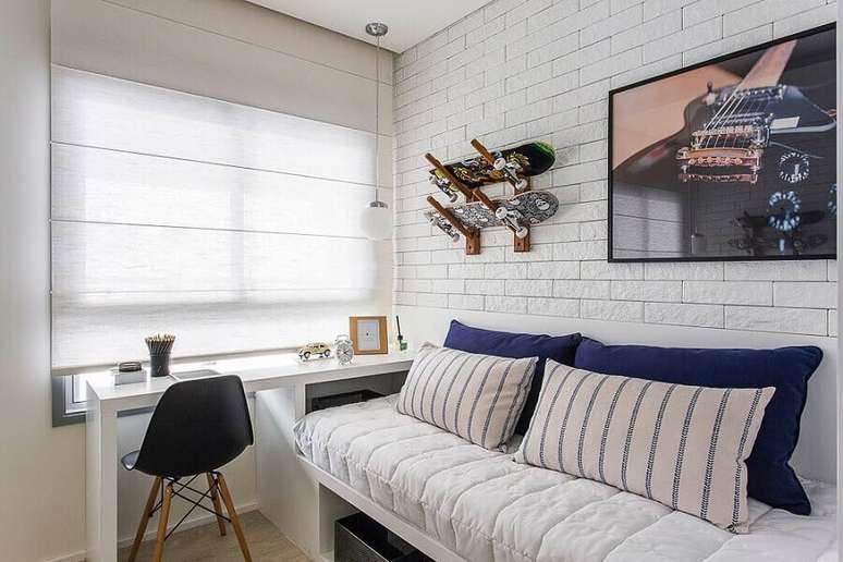 55. Quarto de homem solteiro decorado com parede de tijolinho branco &ndash; Foto: Sesso e Dalanezi Arquitetura