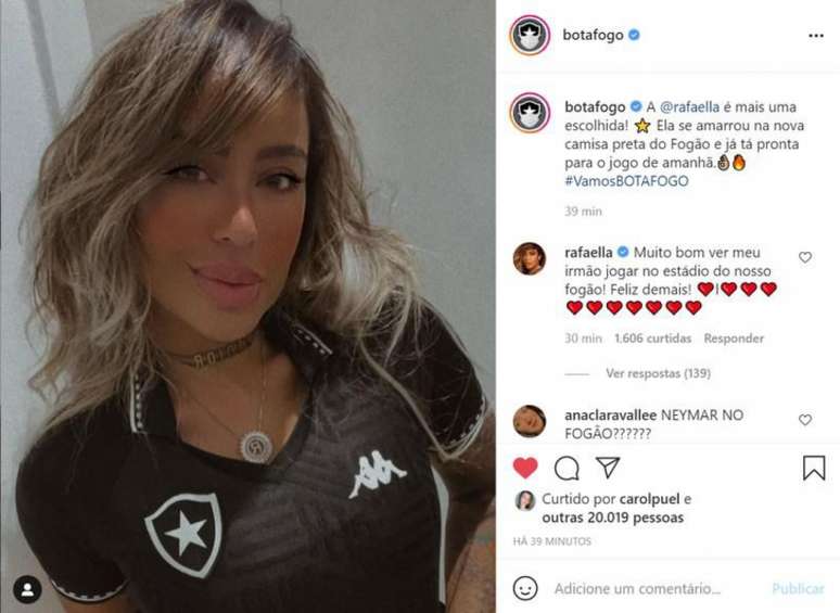 Rafaella com a camisa II do Botafogo (Reprodução: Instagram)